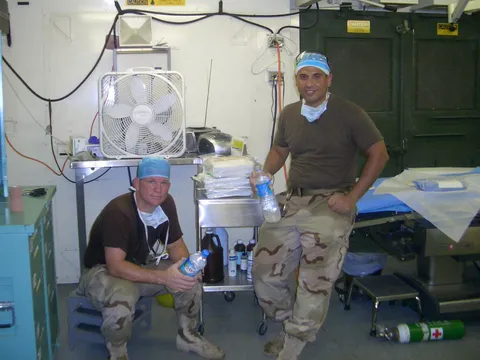 El Dr. Hamawy y un colega en un hospital de campaña del Ejército