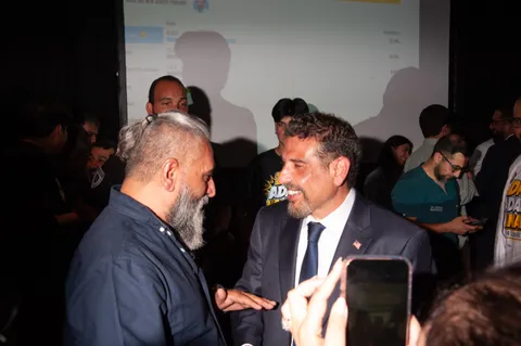 El Dr. Hamawy celebra con simpatizantes mientras llegan los resultados de las primarias