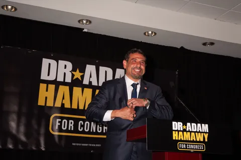 El Dr. Hamawy habla en el podio la noche de las elecciones primarias