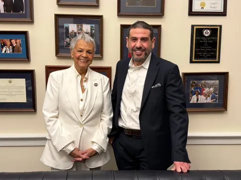 El Dr. Hamawy con la congresista Bonnie Watson Coleman en su oficina
